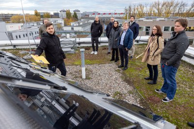 Besichtigung des Outdoor-Labs des HZB zur Untersuchung der Alterung von Photovoltaik im Außenbereich.